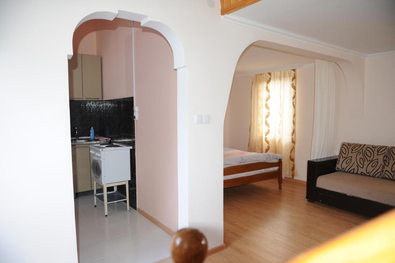Apartment On Prospekt Mira 71 Sukhumi Exterior photo